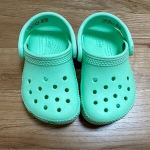 CROCS - Size 5T - VGUC - light green